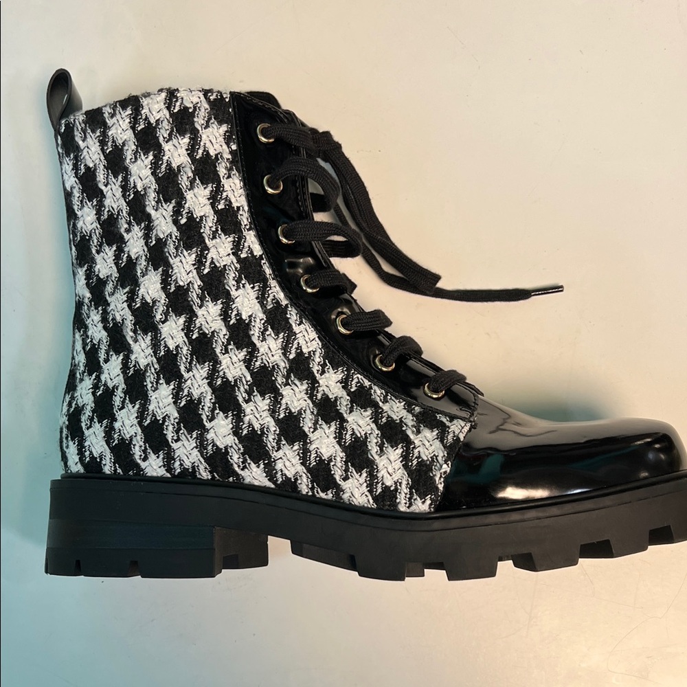 KARL LAGERFELD PARIS
Makenzie Combat Boots patent leather toe detailing Sz 9 1/2